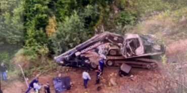 artvinde is makinesi yuklu tir sarampole yuvarlandi 2 kisi hayatini kaybetti