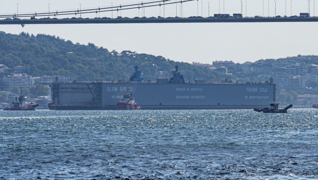 dev yuzer havuz yeniden istanbul bogazinda