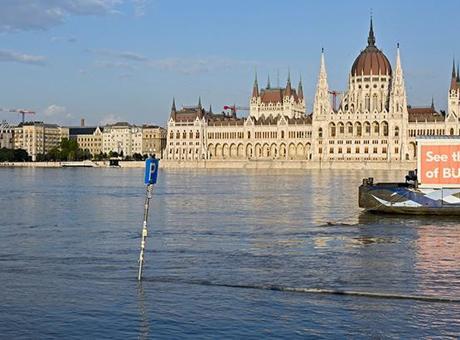 macaristandaki sel felaketi sel sulari parlamento binasina ulasti